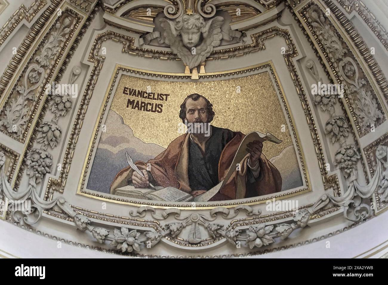 Innenansicht des Berliner Doms, Berlin, Deutschland, Europa, Mosaikporträt des Evangelisten Marcus in einer prächtig verzierten Decke eines Ordensleuten Stockfoto