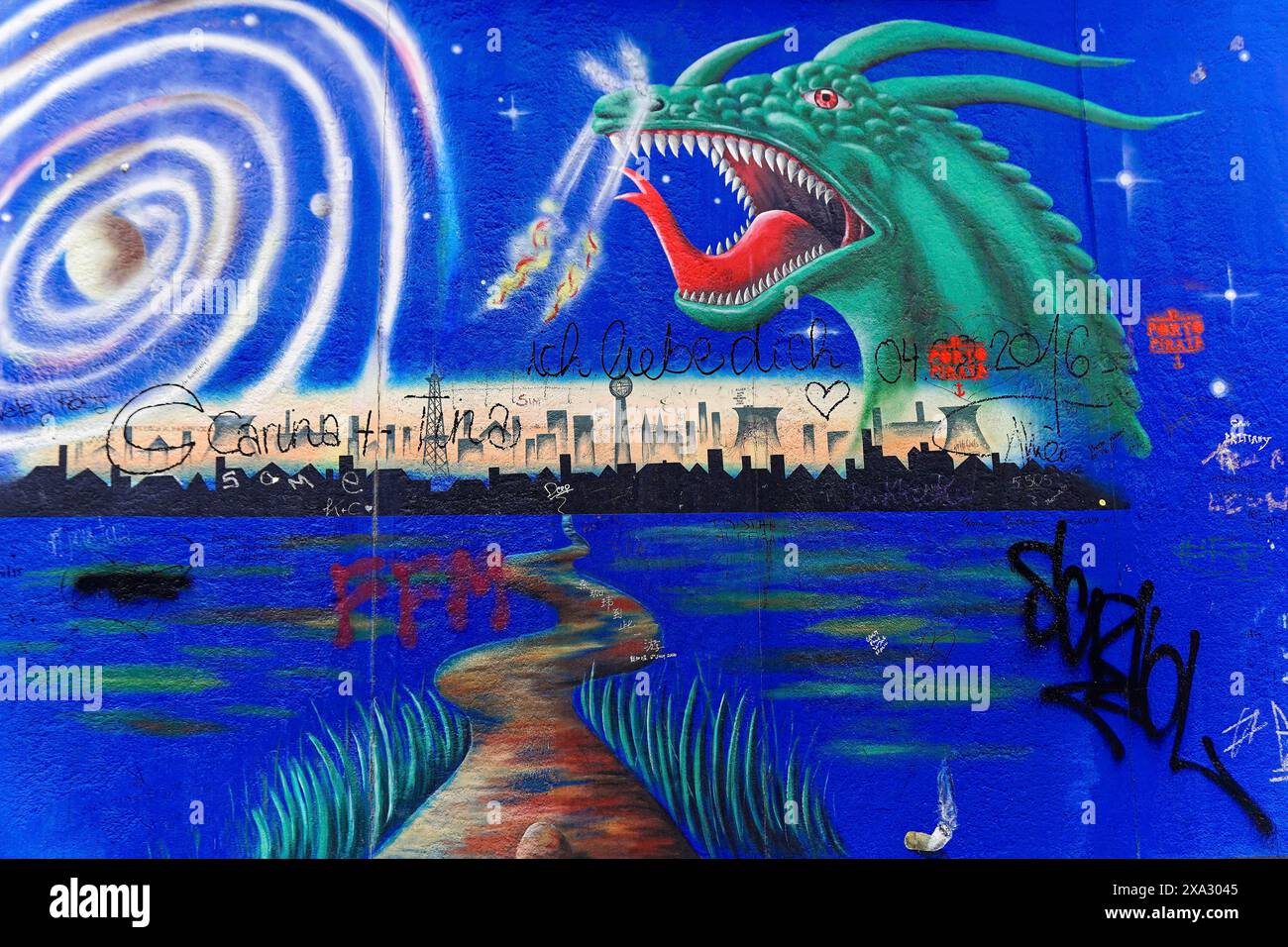 Wandbild zeigt einen Drachen über einer Skyline bei Nacht, umgeben von einem See, Sternen und Spiralmuster, Wandbild, East Side Gallery, Mauergalerie, Berlin, Deutschland Stockfoto