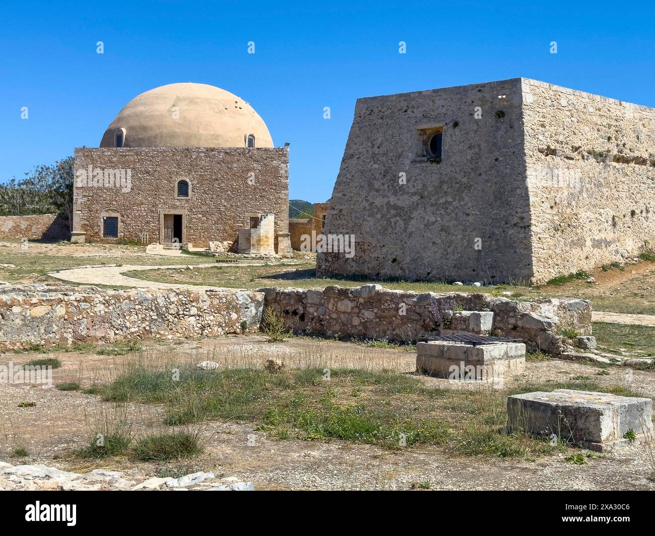 Rechts von den Kuppelbauruinen der ehemaligen Sultan-Ibrahim-Moschee Teil der historischen Residenz des venezianischen Gouverneurs Rektor in der Festung Ruinen von Stockfoto