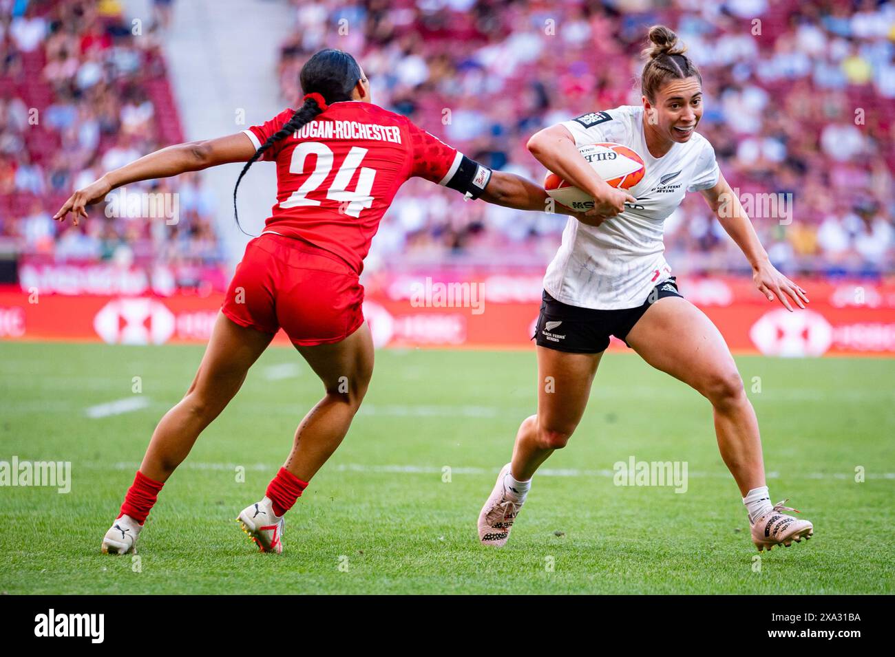 Madrid, Madrid, Spanien. Juni 2024. Jazmin Felix-Hotham aus Neuseeland (R) im Kampf gegen Asia Hogan Rochester aus Kanada (L) während des HSBC Madrid Rugby Sevens im Civitas Metropolitano Stadium am 02. Juni 2024 in Madrid, Spanien. (Kreditbild: © Alberto Gardin/ZUMA Press Wire) NUR REDAKTIONELLE VERWENDUNG! Nicht für kommerzielle ZWECKE! Stockfoto