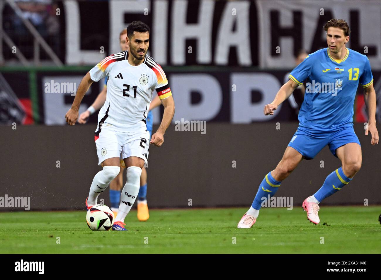 Nürnberg, Deutschland. Juni 2024. Fußball: Internationales Spiel, Deutschland - Ukraine, Max Morlock Stadion Deutschlands ·lkay Gündo·an (l) und die ukrainische Illia Zabarnyi kämpfen um den Ball. Quelle: Federico Gambarini/dpa/Alamy Live News Stockfoto