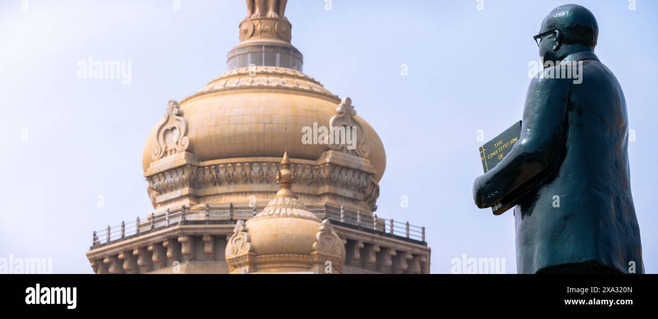 Bangalore, INDIEN - 12. Dezember 2024 : Statue von Babasaheb Ambedkar, der den Ausschuss für die Verfassung Indiens in Vidhana Soudha leitete. Stockfoto
