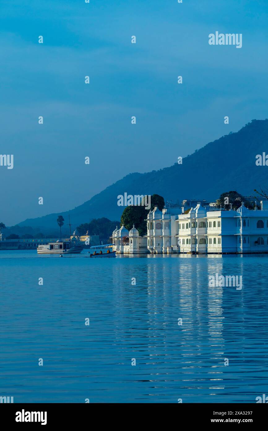 Sonnenaufgang am Lake Palace, Lake Pichola, Udaipur, Rajasthan, Indien, Südasien. Stockfoto
