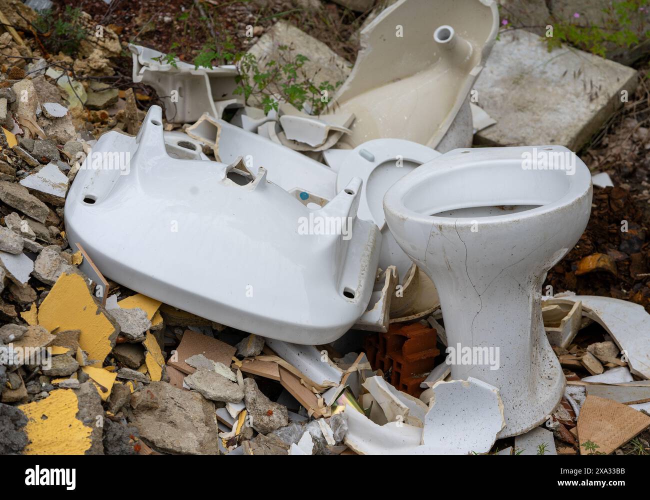 Alte Bad Sanitäranlagen nach einer Renovierung des Badezimmers für den Recyclingplatz Stockfoto