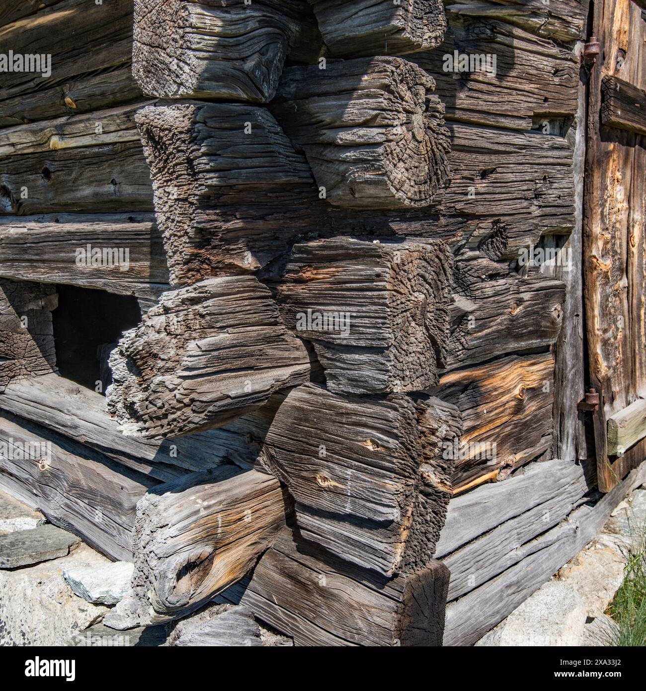 Foto mit der strukturellen Anordnung von großen Stämmen in der Gestaltung von Holzgebäuden in Norwegen, Nordfjord Volksmuseum Stockfoto