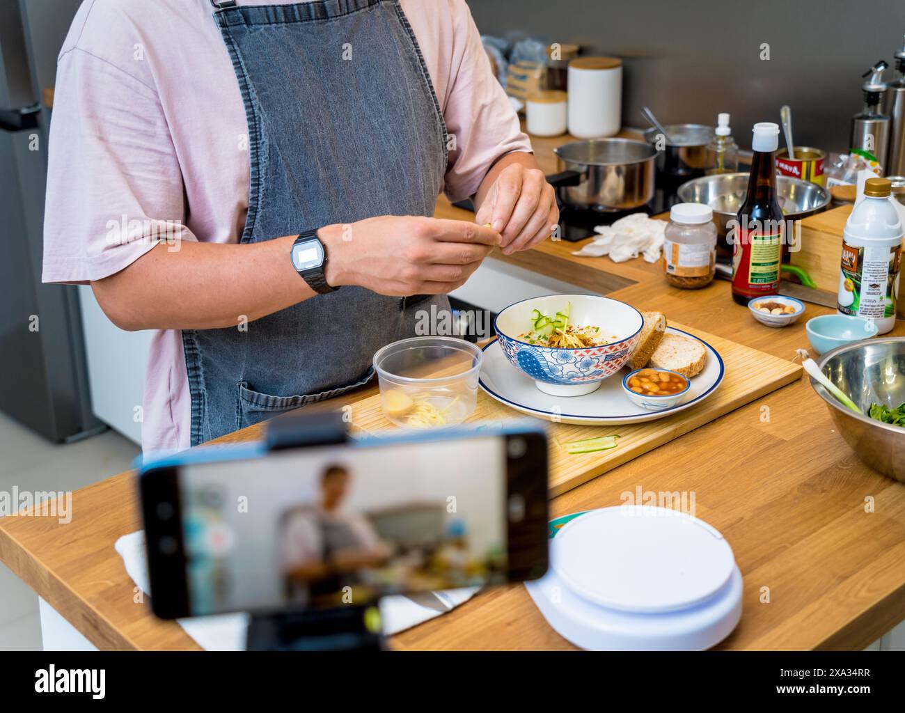 Der Koch sendet live aus dem Workshop, wie man vegetarische Speisen zubereitet Stockfoto