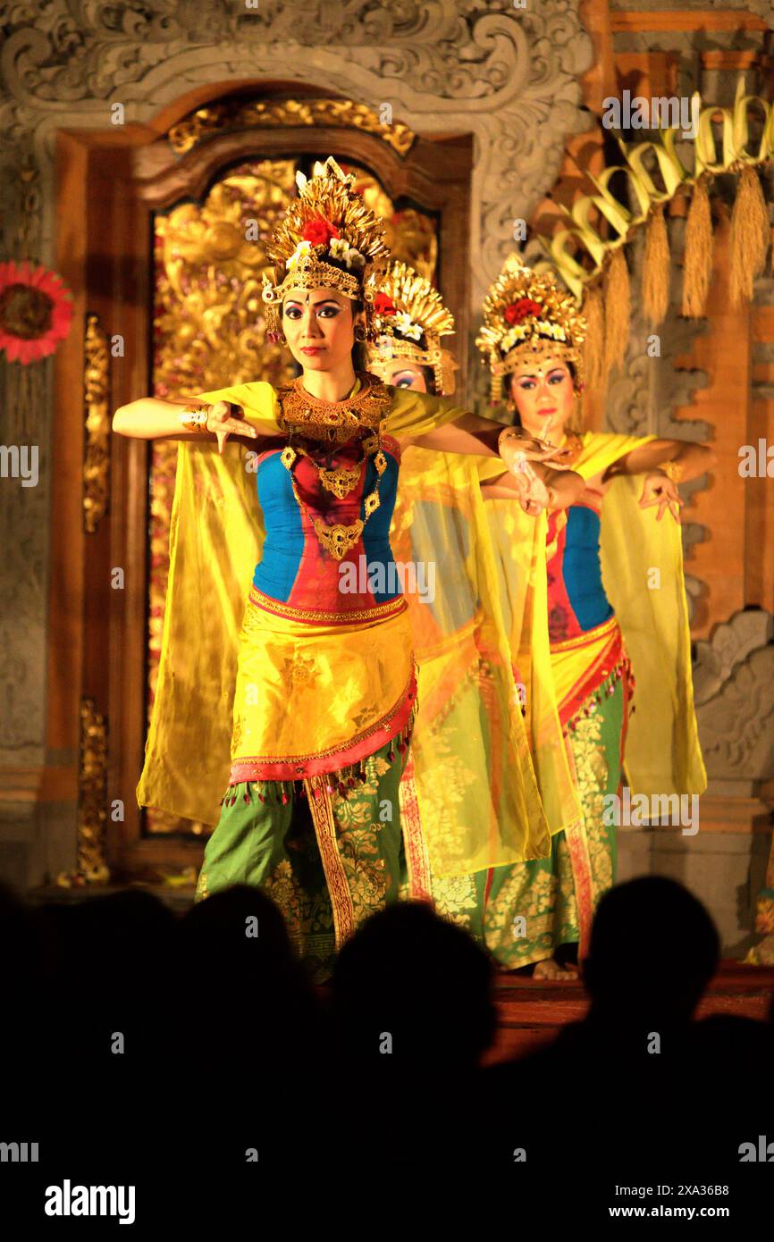 Darsteller während der traditionellen balinesischen Legong- und barong-Tanzshow im Königspalast in Ubud, Bali, Indonesien. Stockfoto