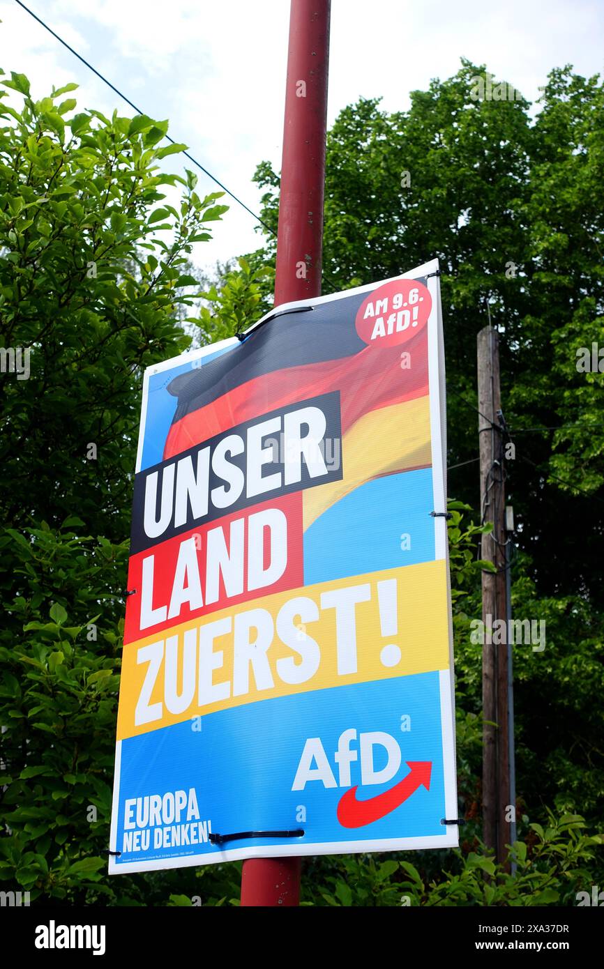 AFD-Wahlplakat - Wahl zum Europäischen Parlament - die Wahl zum Europäischen Parlament findet vom 6. bis 9. Juni 2024 statt, sowohl in Deutschland als auch in Europa - Neustädt, Deutschland, GER, DEU, Deutschland, 01.06.2024 - Neustädt: Wahlplakat der Partei die AfD mit dem Slogan: am 9,6. AFD - UNSER LAND ZUERST - EUROPA neu DENKEN - LOGO: AFD - Abbildung: deutsche Flagge Deutsche Nationalfarben Schwarz Rot Gold *** AfD-Wahlplakat Wahl zum Europäischen Parlament die Wahl zum Europäischen Parlament findet vom 6. bis 9. Juni 2024 sowohl in Deutschland als auch in Europa statt. Stockfoto