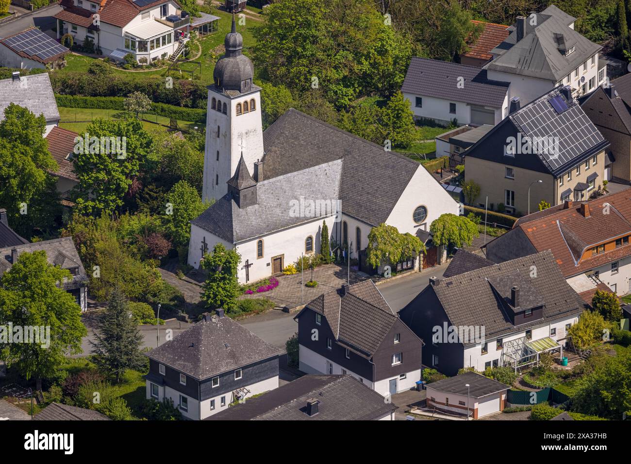 Luftaufnahme, Wohngebiet und Marienkirche in Hoppecke, Brilon, Sauerland, Nordrhein-Westfalen, Deutschland Stockfoto