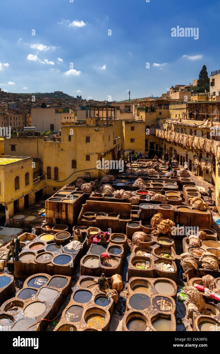 Fes, Marokko - 4. März 2024: Ein vertikaler Blick auf die Tannerie Chouara im Viertel Fes el Bali in der Innenstadt von Fes Stockfoto