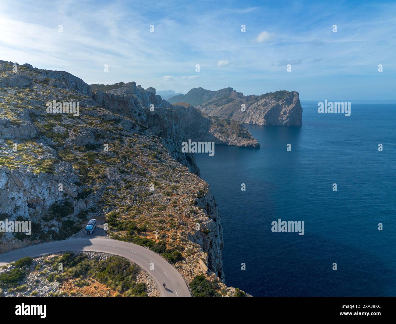 Radfahrer und Wohnmobil auf der kurvigen Bergstraße, die zum Cap de Formentor im Norden Mallorcas führt Stockfoto