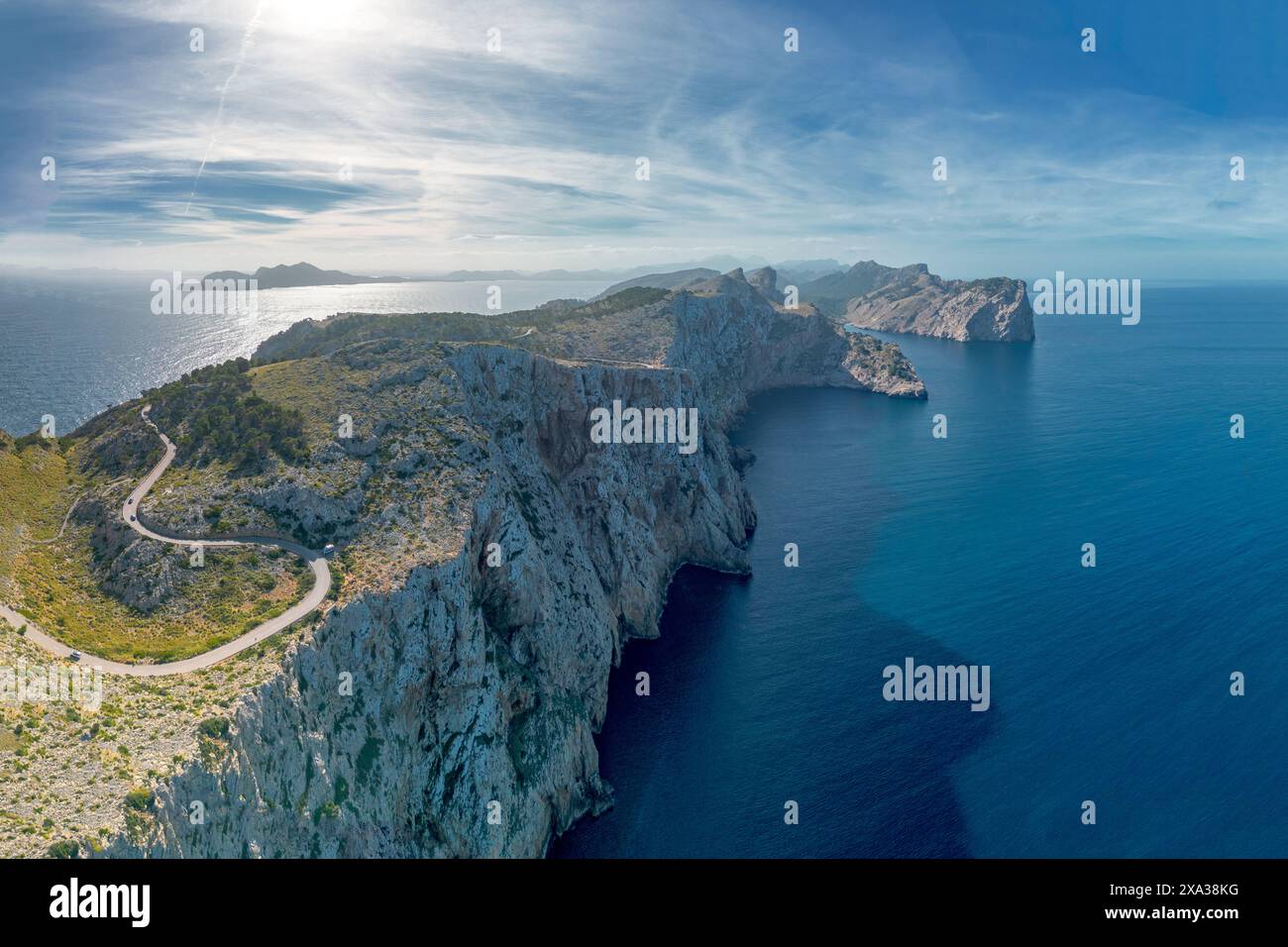 Panoramablick auf die kurvenreiche Straße und das zerklüftete Cap de Formentor im Nordwesten Mallorcas Stockfoto