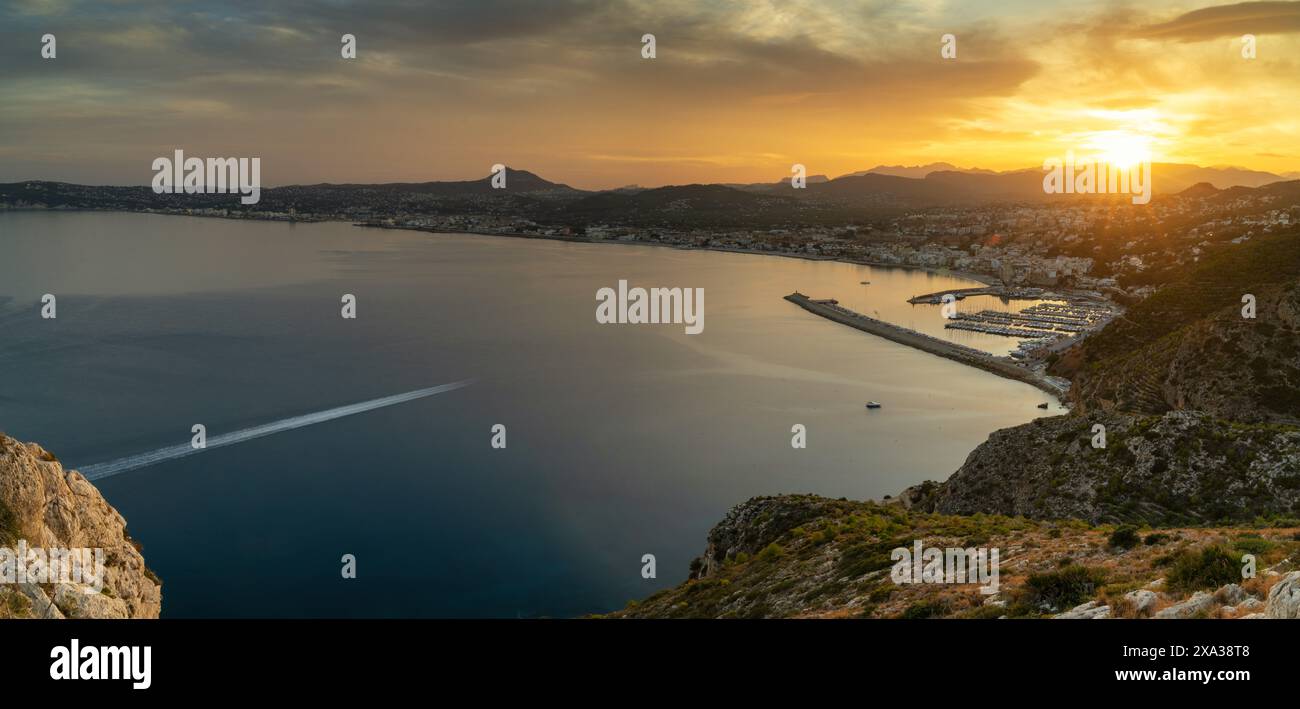 Panoramablick auf die Bucht von Javea und den Hafen in der Provinz Alicante bei Sonnenuntergang Stockfoto