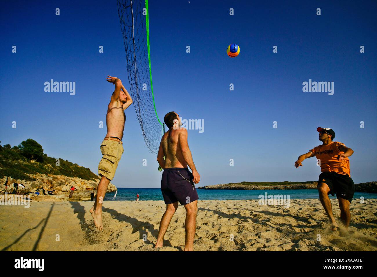 Spielen Sie Beachvolleyball, Cala Varques, unberührte Bucht in der Gemeinde Manacor, Mallorca, Spanien Stockfoto