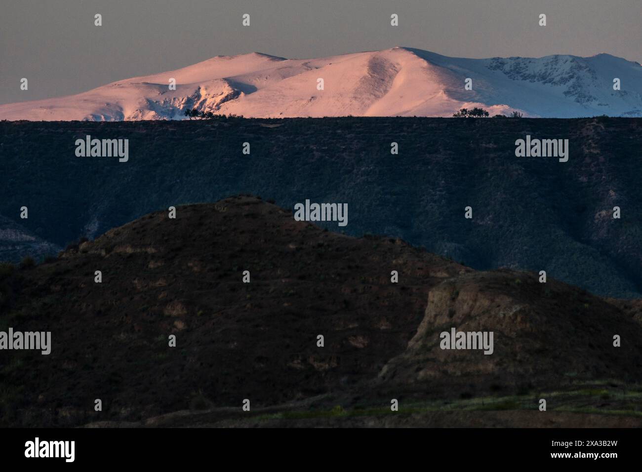 Las Majadillas, Wüste Gorafe, Tal des Flusses Gor, Sierra Nevada im Hintergrund, Granada Geopark, Provinz Granada, Andalusien, Spanien Stockfoto