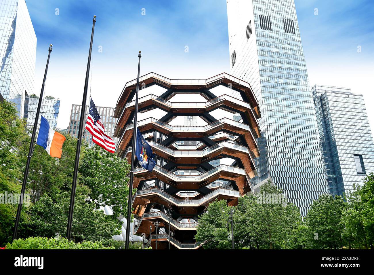 Atemberaubender Blick auf ein modernes New Yorker Gebäude in Hudson Yards mit modernster Architektur, Manhattans West Side, Mai 2024, USA, Amerika Stockfoto