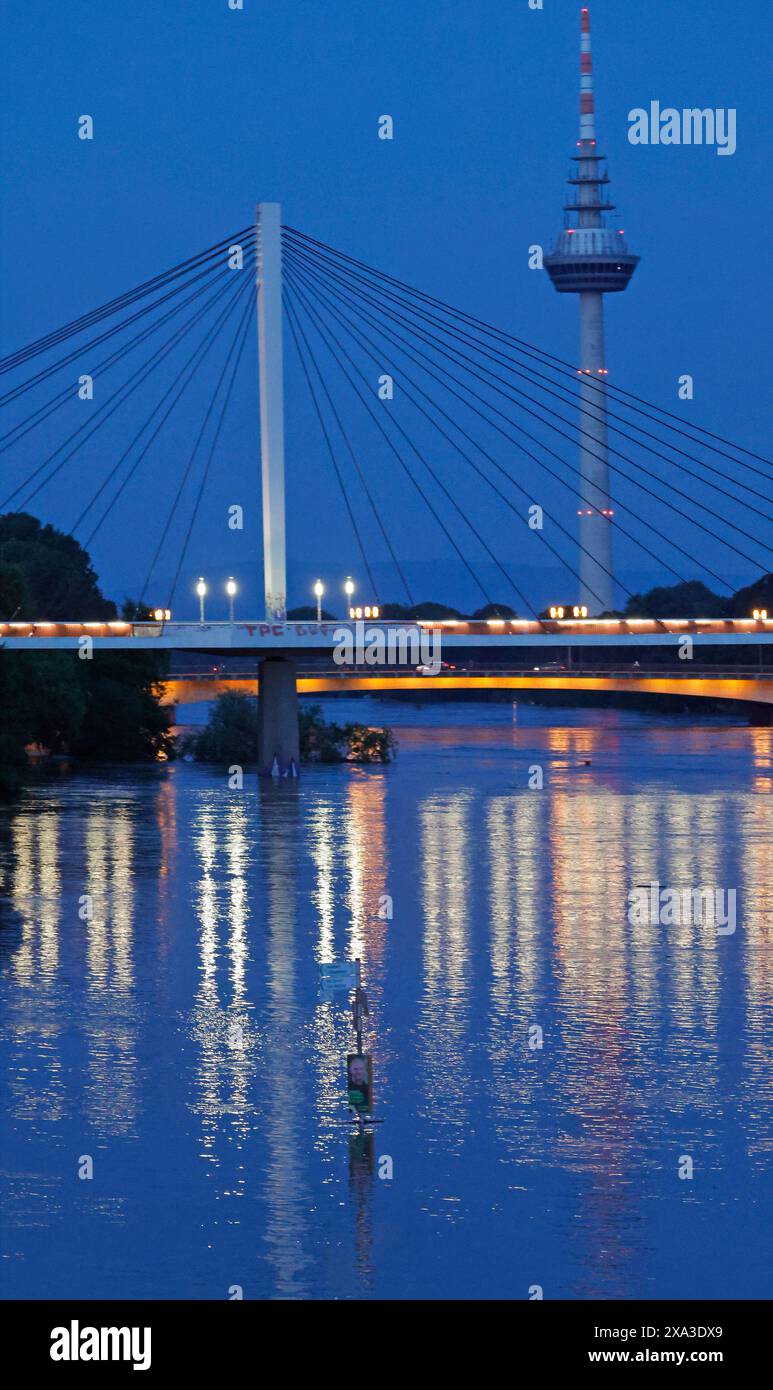 03.06.2024 Blick von der Kurpfalzbrücke auf das Hochwasser im Neckar Richtung Friedrich-Ebert-Brücke und Fernmeldeturm (Foto: Peter Henrich) Stockfoto