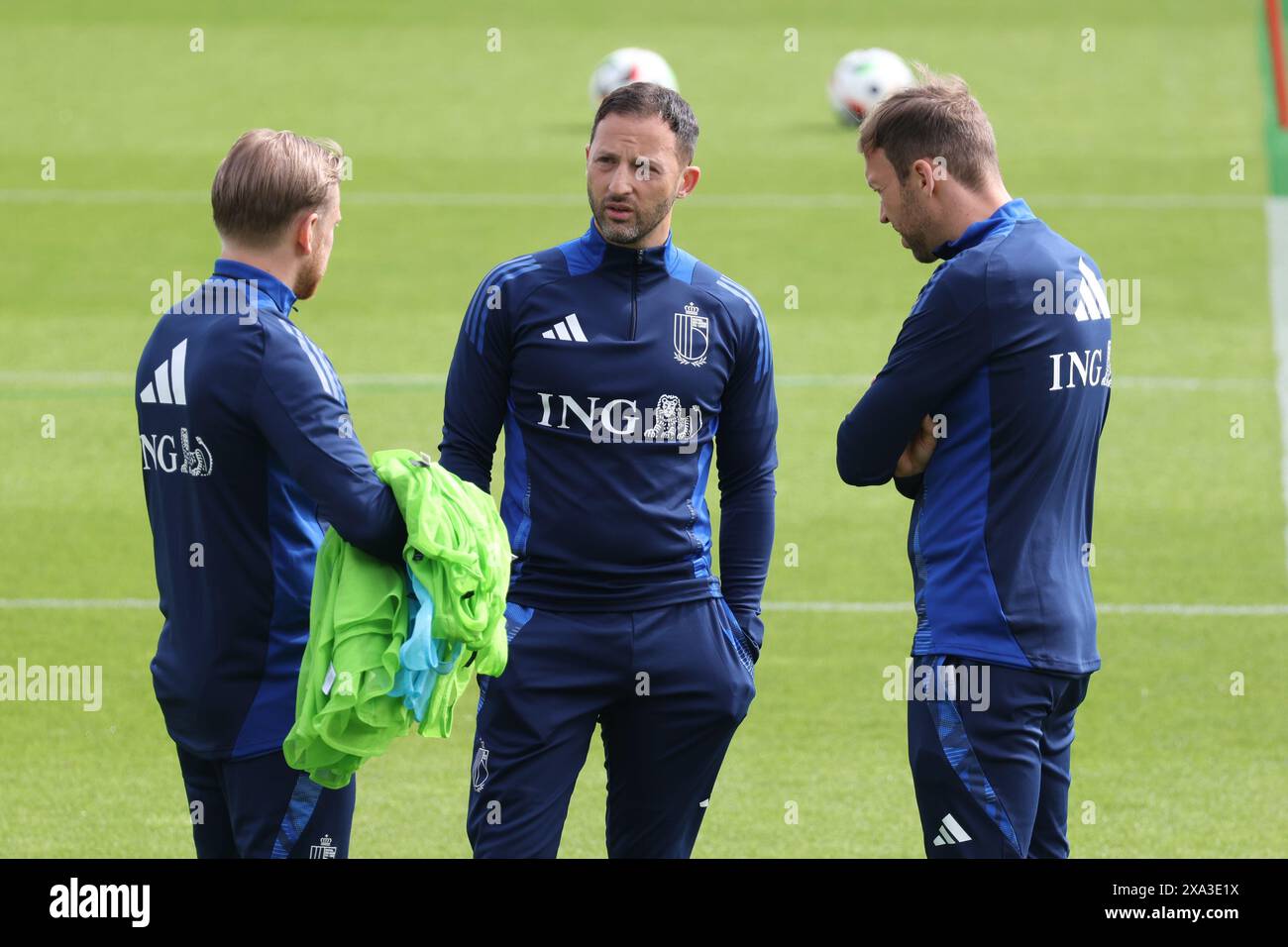 Tubize, Belgien. Juni 2024. L-R, Assistenztrainer Luke Benstead, belgischer Cheftrainer Domenico Tedesco und Assistenztrainer Andreas Hinkel, fotografiert während eines Trainings der belgischen Fußballnationalmannschaft Red Devils im Trainingszentrum des Königlich Belgischen Fußballverbandes in Tubize am Dienstag, den 4. Juni 2024. Morgen spielen die Red Devils ein Freundschaftsspiel gegen Montenegro, um die bevorstehende Europameisterschaft 2024 in Deutschland vorzubereiten. BELGA PHOTO VIRGINIE LEFOUR Credit: Belga News Agency/Alamy Live News Stockfoto