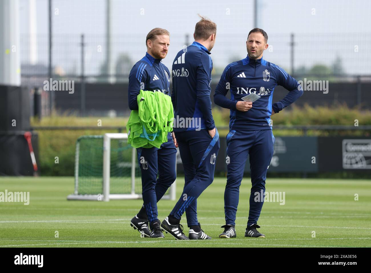 Tubize, Belgien. Juni 2024. L-R, Assistenztrainer Luke Benstead, Assistenztrainer Andreas Hinkel und belgischer Cheftrainer Domenico Tedesco, die während eines Trainings der belgischen Fußballnationalmannschaft Red Devils im Trainingszentrum des Königlichen Belgischen Fußballverbandes in Tubize am Dienstag, den 4. Juni 2024, gezeigt wurden. Morgen spielen die Red Devils ein Freundschaftsspiel gegen Montenegro, um die bevorstehende Europameisterschaft 2024 in Deutschland vorzubereiten. BELGA PHOTO VIRGINIE LEFOUR Credit: Belga News Agency/Alamy Live News Stockfoto