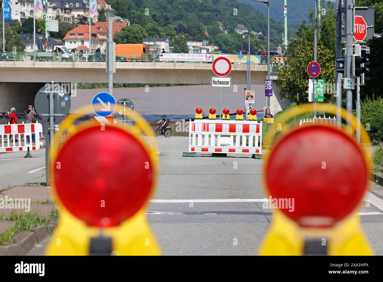 03.06.2024 Blick auf das Hochwasser im Neckar und Theodor-Heuß-Brücke mit Überschwemmter Uferstraße (Foto: Peter Henrich) Stockfoto