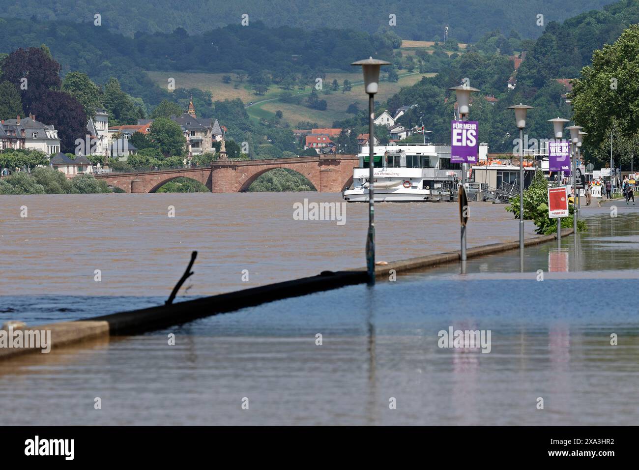 03.06.2024 Blick auf das Hochwasser im Neckar und auf die Alte Brücke sowie die überschwemmte Uferstraße (Foto: Peter Henrich) Stockfoto