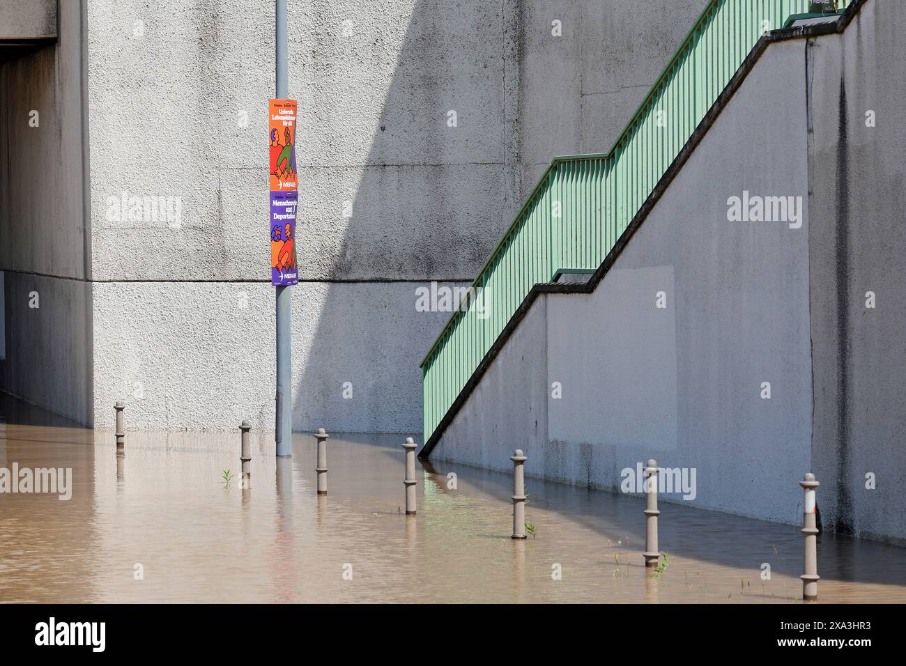 03.06.2024 Blick auf das Hochwasser im Neckar mit überschwemmtem Zugang zur Treppe der Theodor-Heuß-Brücke (Foto: Peter Henrich) Stockfoto