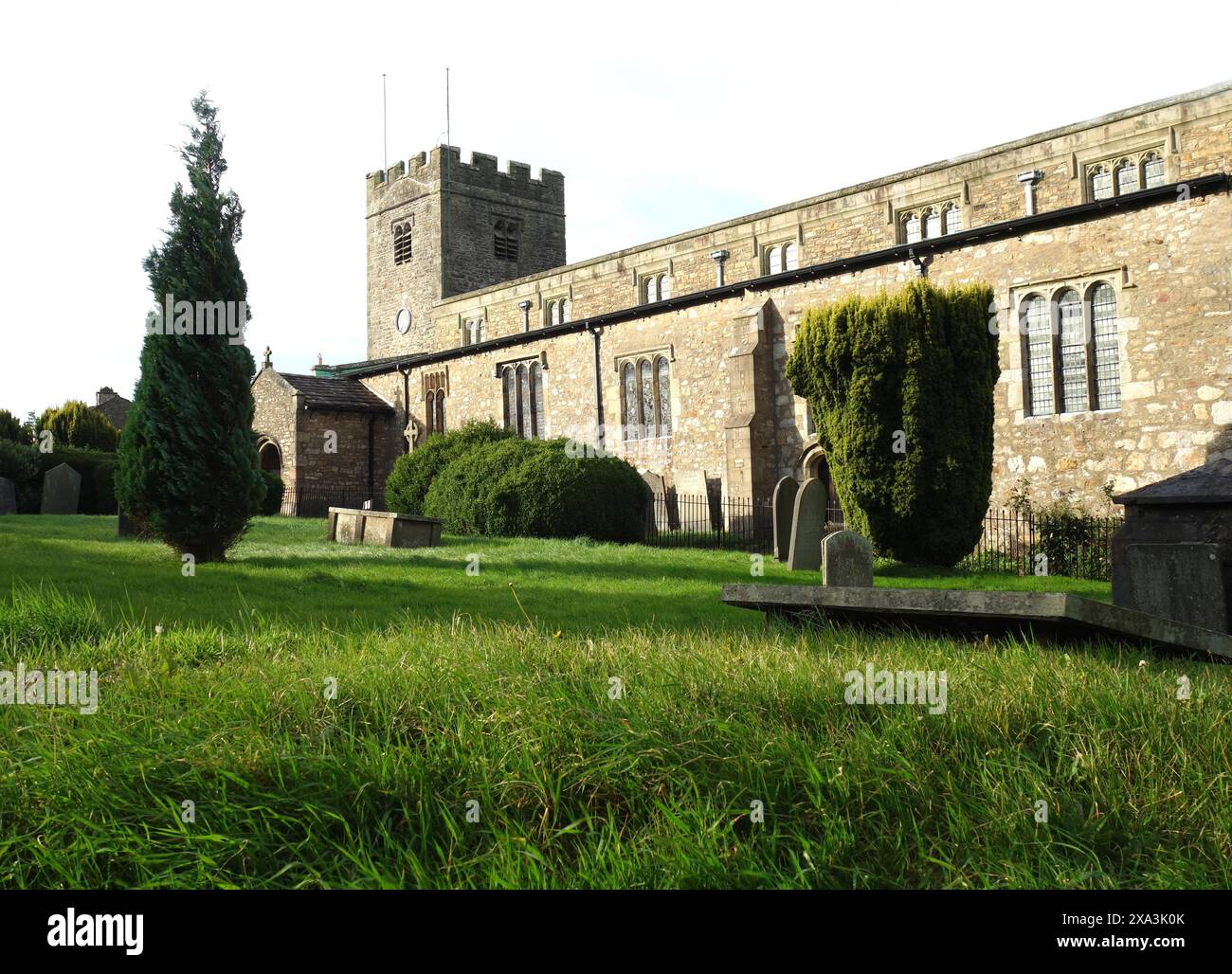 St Andrew's The 12th Century Parish Church ist ein denkmalgeschütztes Gebäude im Village of Dent, Dentdale, Yorkshire Dales National Park, England, Großbritannien. Stockfoto