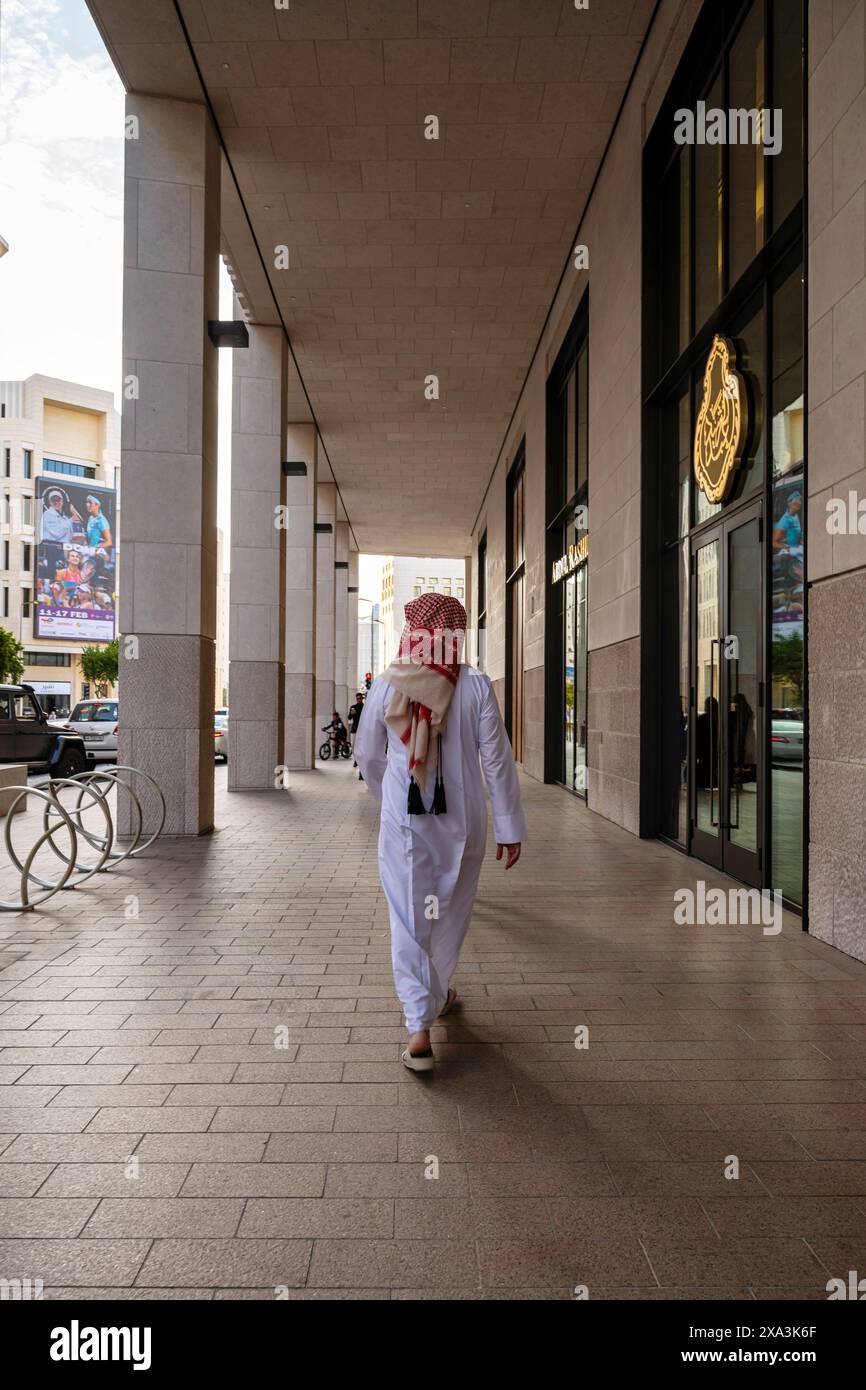 Msheireb im Zentrum von doha katar. Arabische Männer, die in Msheireb Downtown doha laufen, Rückansicht Stockfoto