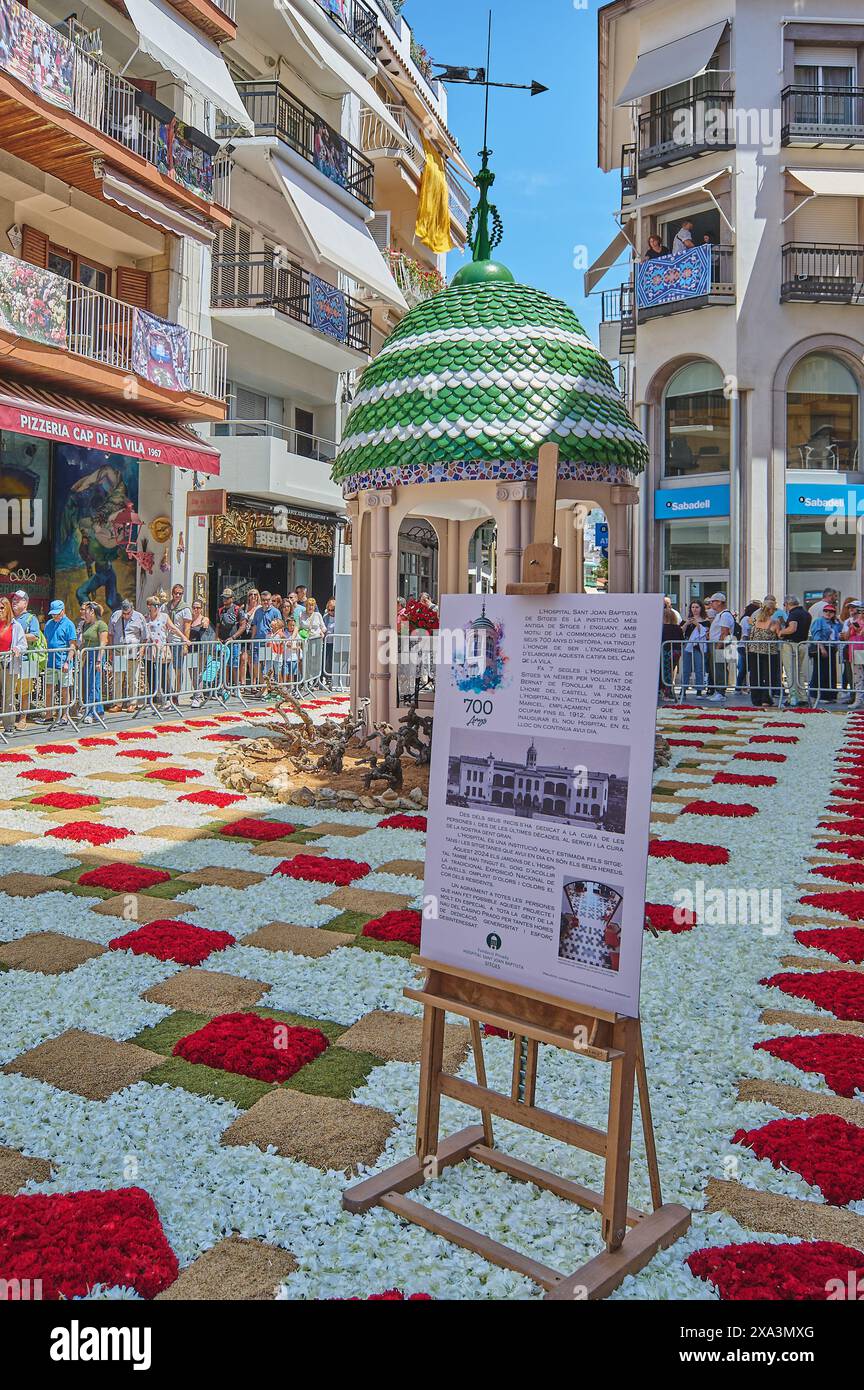 Sitges, Barcelona, Spanien - 03. Juni 2024: Die Straße verwandelt sich während eines Festivals in Sitges in ein Kunstwerk, mit einem beeindruckenden Blumendesign Stockfoto