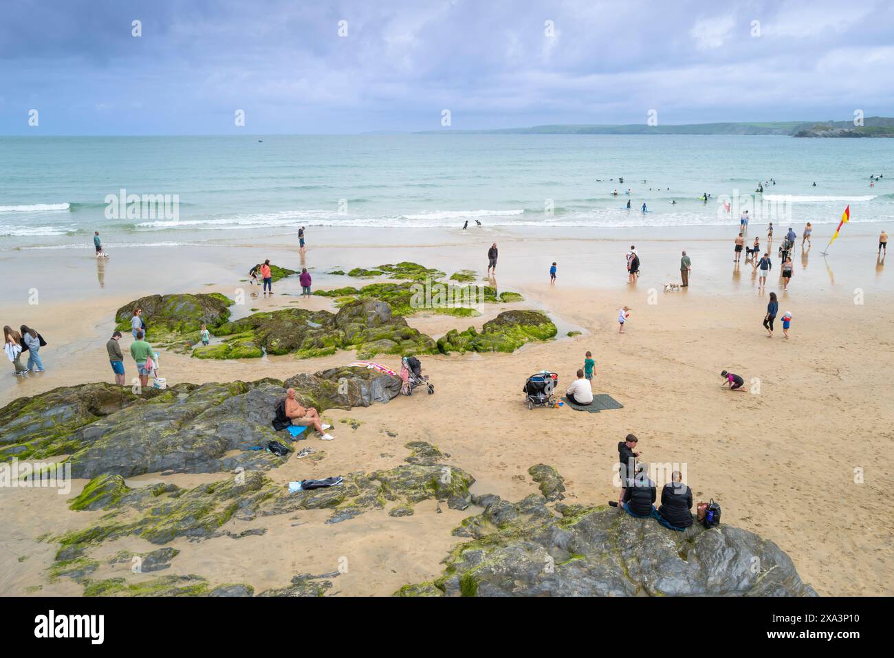 Urlauber, die sich am Strand von Towan in Newquay in Cornwall in Großbritannien entspannen. Stockfoto