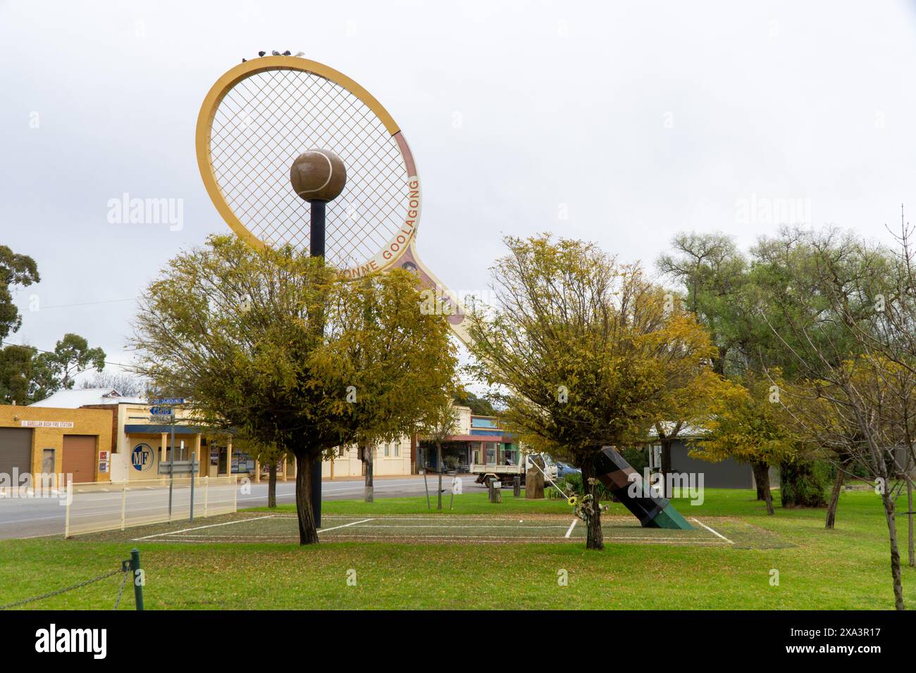 Barellan New South Wales, Australien 4. Juni 2024, Big Things Australia, Big Dunlop Tennis Racquet in Anerkennung von Evonne Goolagong Cawley. Stockfoto