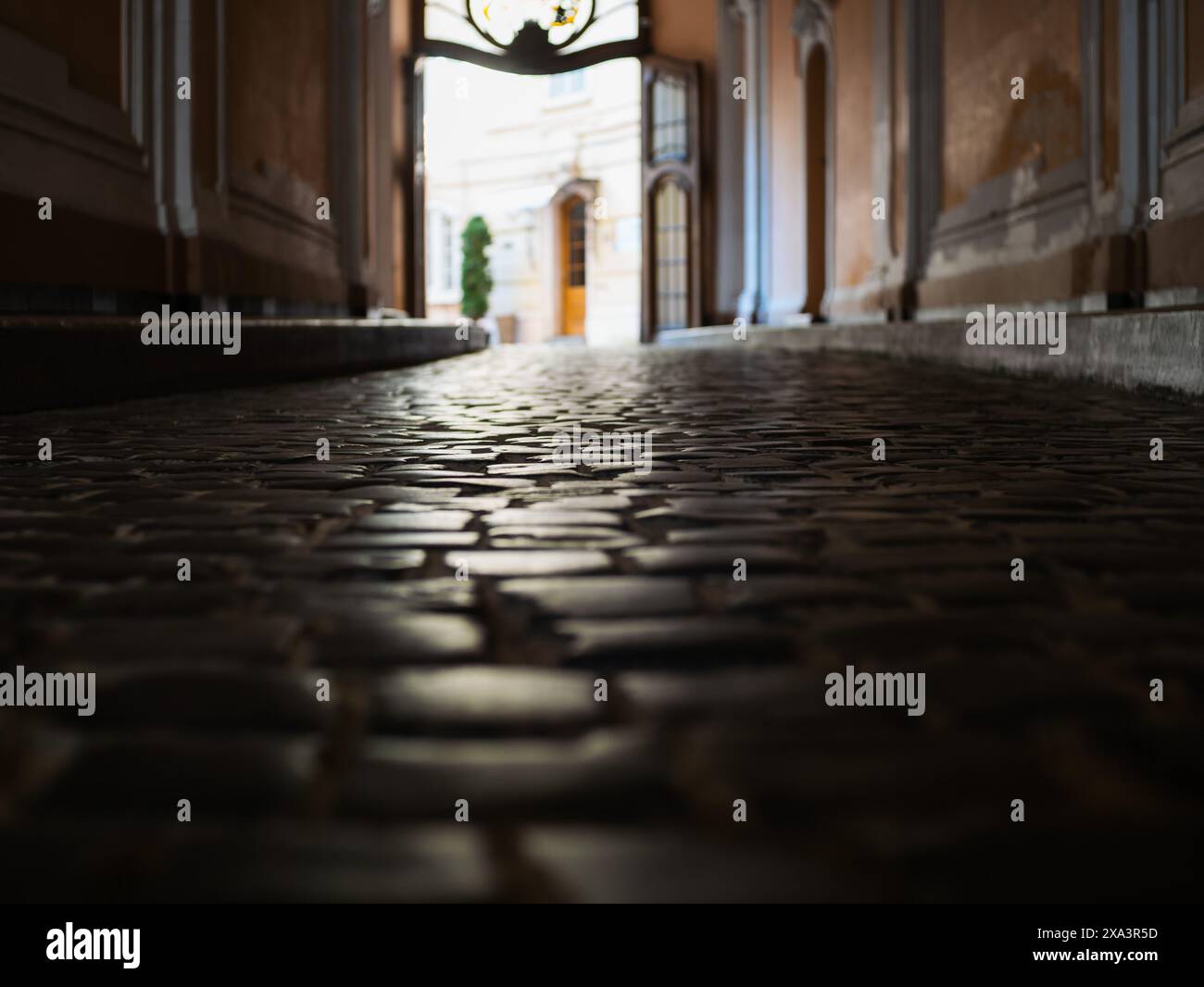 Selektiver Fokus auf Steinpflastersteine im Bogen eines antiken Gebäudes. Hintergrund Stockfoto