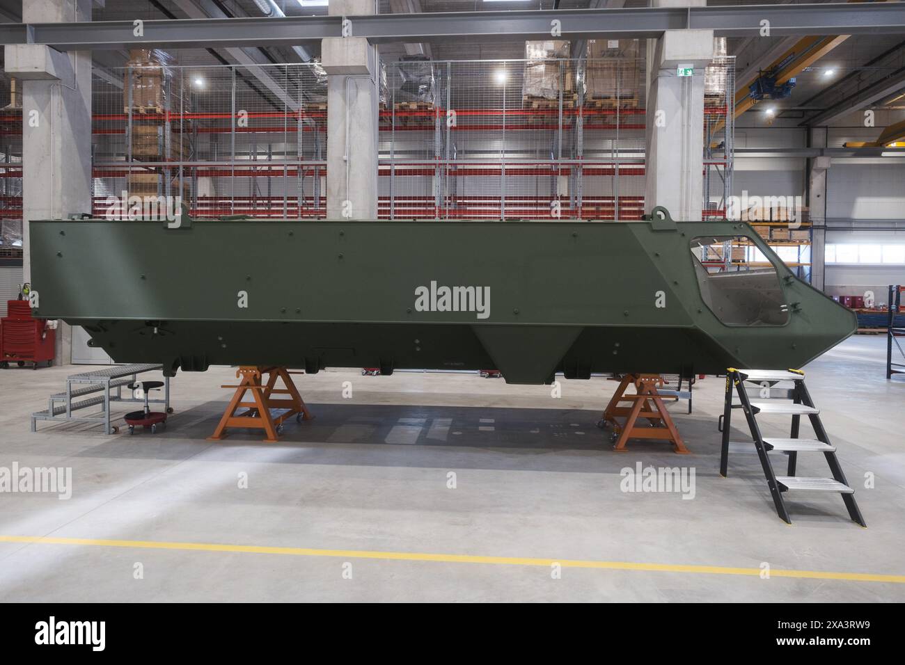 24. MAI 2024, VALMIERA, LETTLAND – die teilweise montierte Patria AMV (gepanzertes modulares Fahrzeug) wird während der offiziellen Eröffnung des Werkes Patria ausgestellt Stockfoto