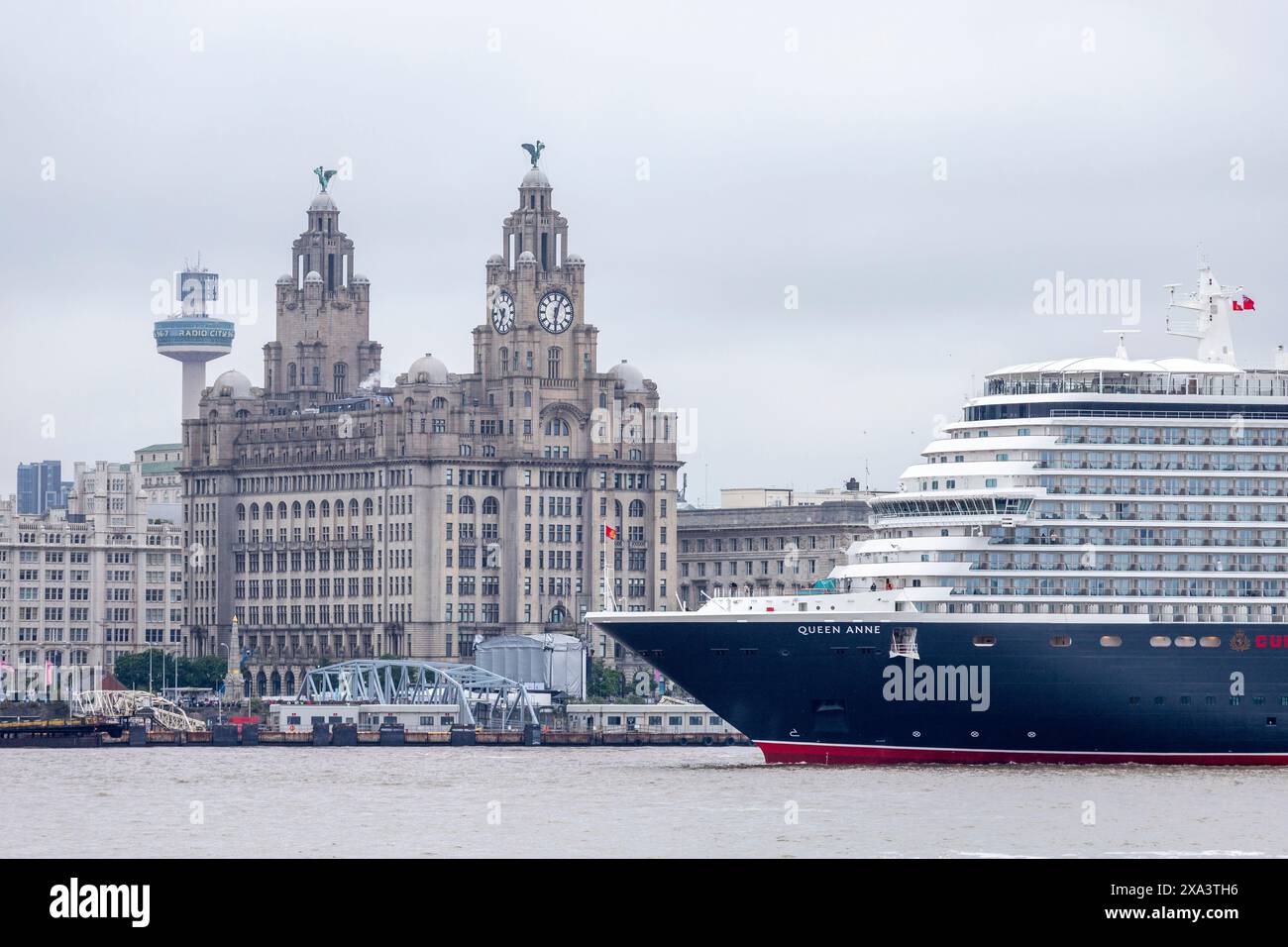 Die Namenszeremonie von Cunards neustem Linienschiff, Queen Anne, auf dem Fluss Mersey bei Liverpool. Stockfoto