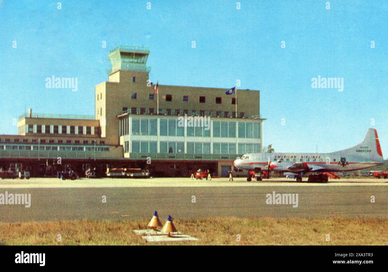 Eine Vintage-Postkarte von WINDSOR SCHLEUSEN, CT Murphy Terminal Bradley International Airport Postkarte in den 1950er Jahren mit einem American Airlines Martin 404 Flugzeug auf dem Rollfeld Stockfoto