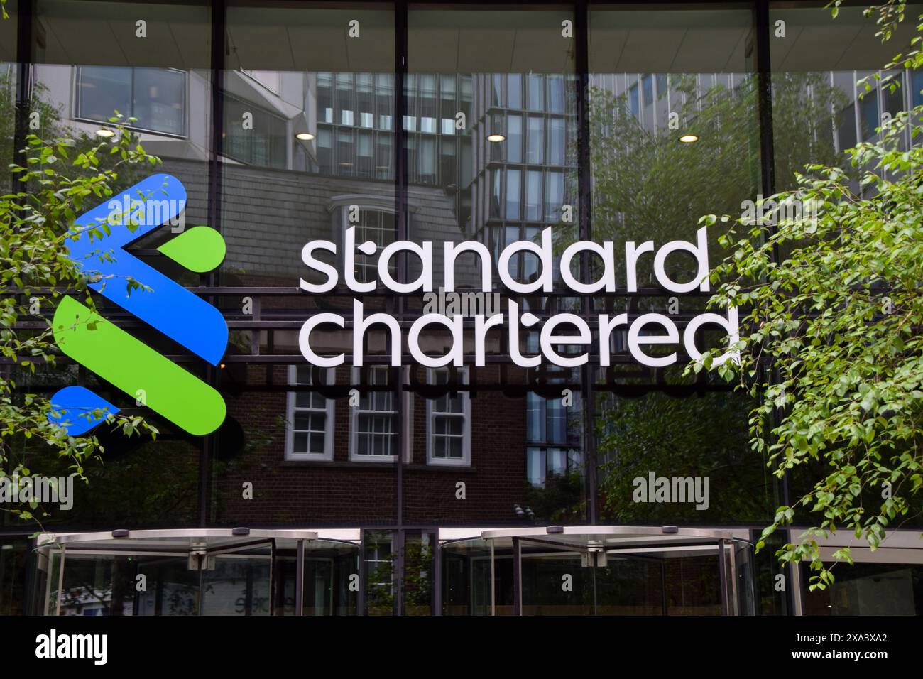 London, England, Großbritannien. Juni 2024. Außenansicht der Standard Chartered Hauptniederlassung in der City of London. In Dokumenten, die vor einem New Yorker Gericht eingereicht wurden, wird die Bank beschuldigt, Milliarden Dollar an Transaktionen für Geldgeber terroristischer Gruppen durchgeführt zu haben. (Kreditbild: © Vuk Valcic/ZUMA Press Wire) NUR REDAKTIONELLE VERWENDUNG! Nicht für kommerzielle ZWECKE! Stockfoto