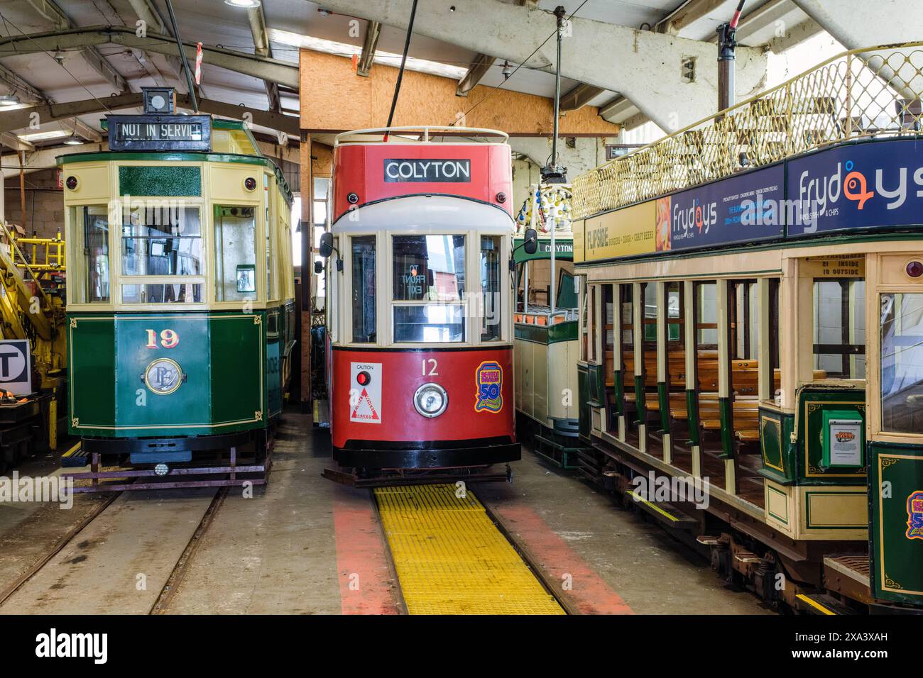 Straßenbahnen im Riverside Depot bei Seaton Tramway, Seaton, Devon Stockfoto