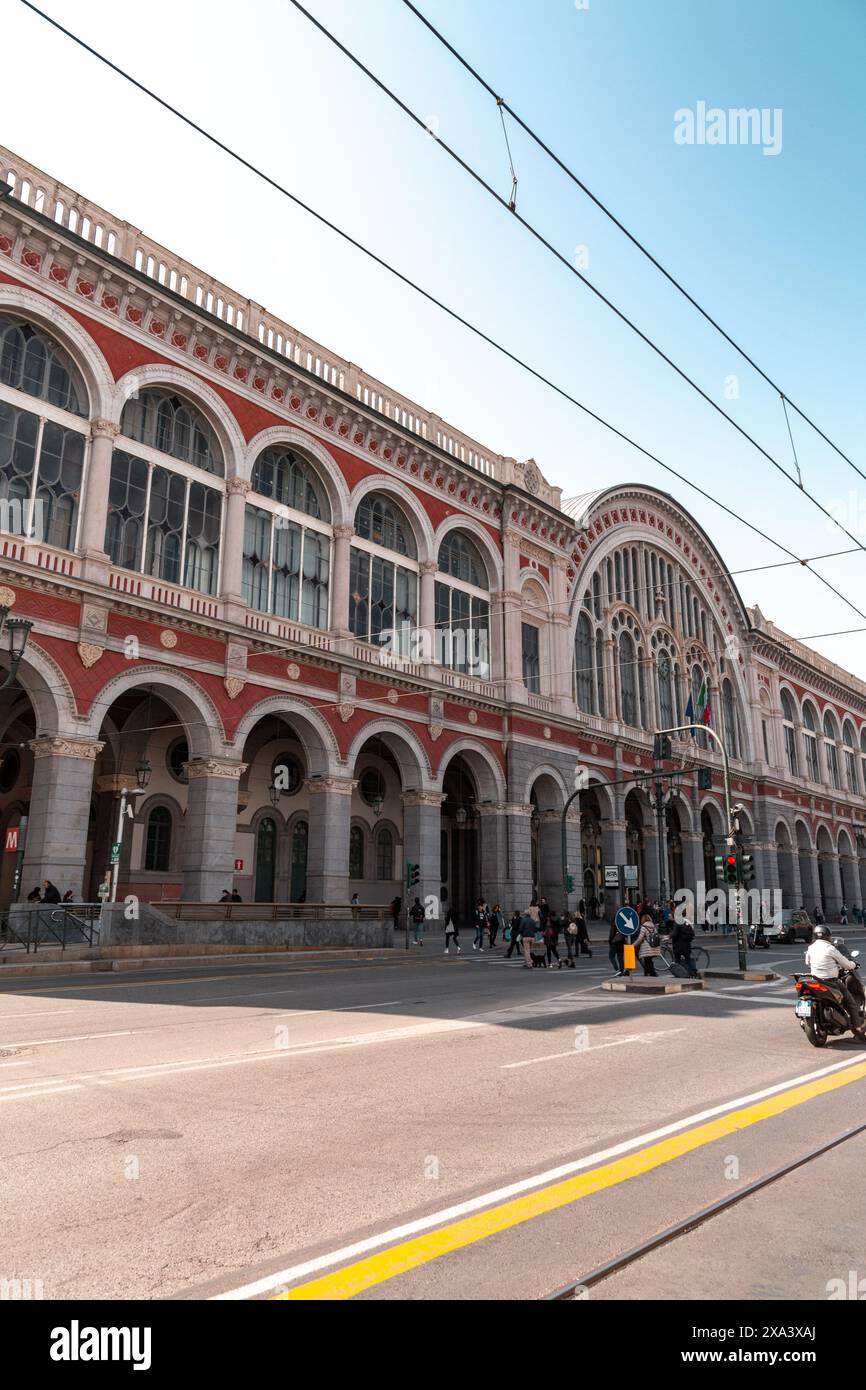 Turin, Italien - 28. März 2022: Der Bahnhof Torino Porta Nuova ist der Hauptbahnhof von Turin im Piemont. Stockfoto