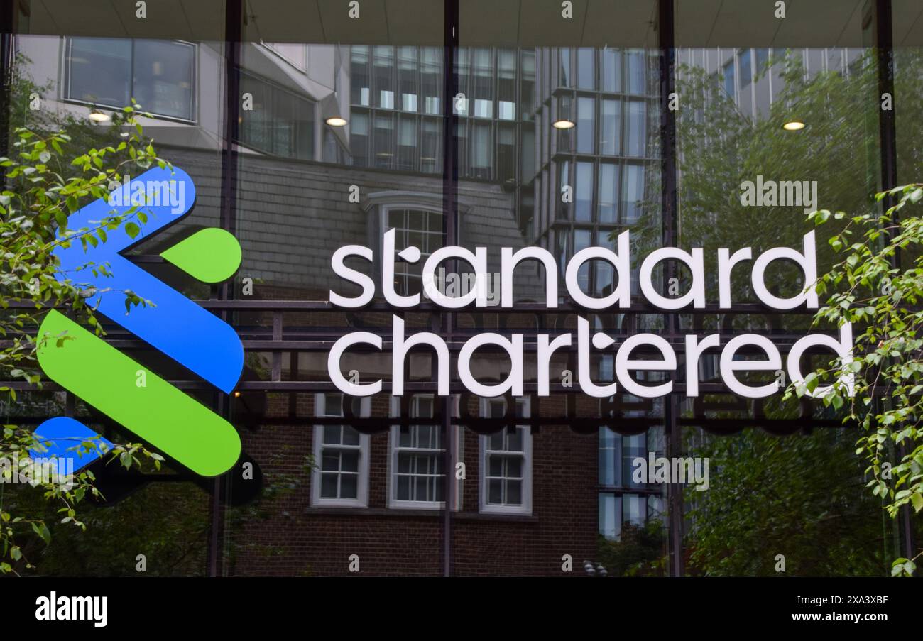 London, England, Großbritannien. Juni 2024. Außenansicht der Standard Chartered Hauptniederlassung in der City of London. In Dokumenten, die vor einem New Yorker Gericht eingereicht wurden, wird die Bank beschuldigt, Milliarden Dollar an Transaktionen für Geldgeber terroristischer Gruppen durchgeführt zu haben. (Kreditbild: © Vuk Valcic/ZUMA Press Wire) NUR REDAKTIONELLE VERWENDUNG! Nicht für kommerzielle ZWECKE! Stockfoto