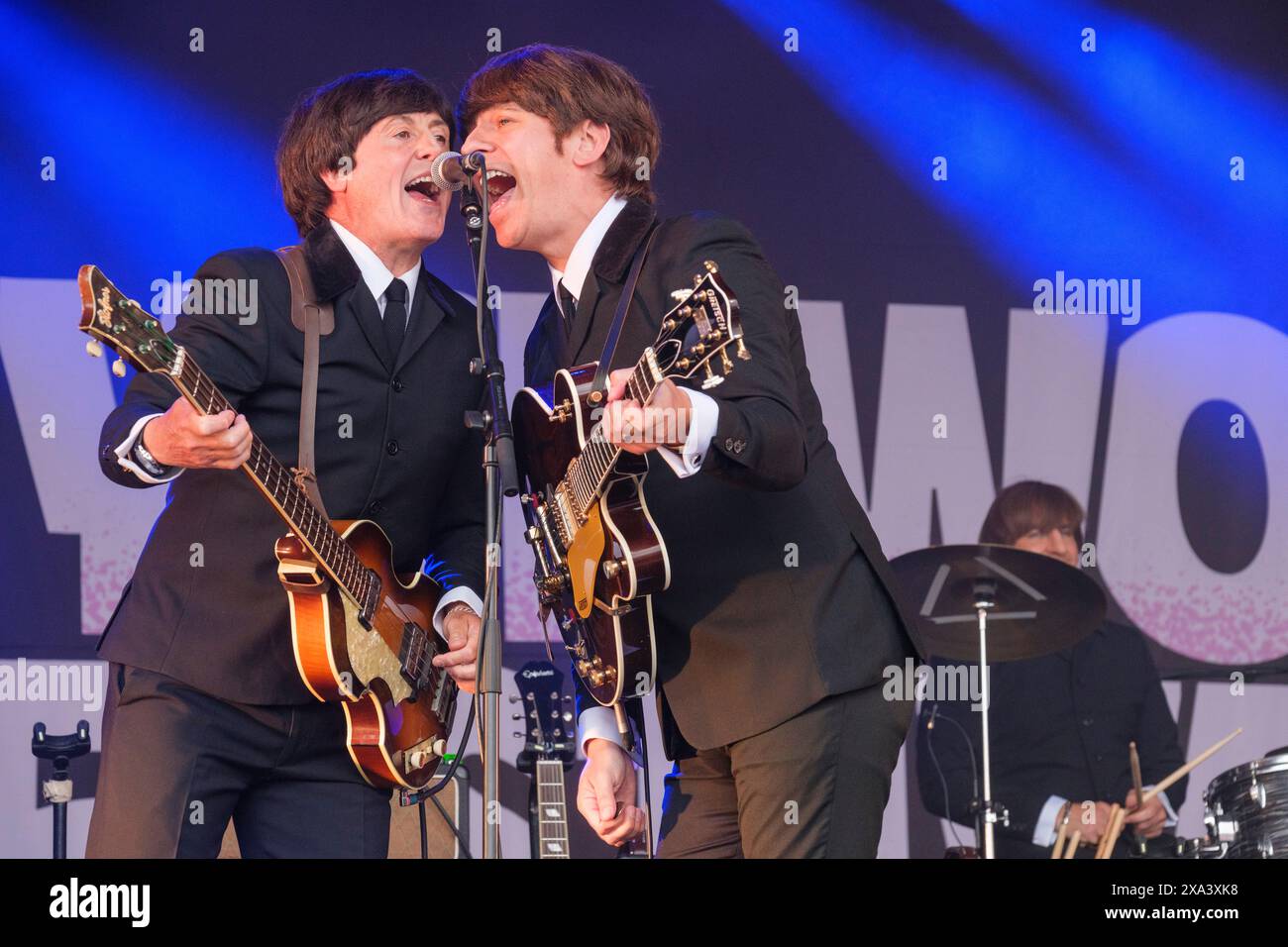 Steve White und Paul Canning von den Bootleg Beatles treten beim Wychwood Festival in Cheltenham auf. Juni 2024 Stockfoto