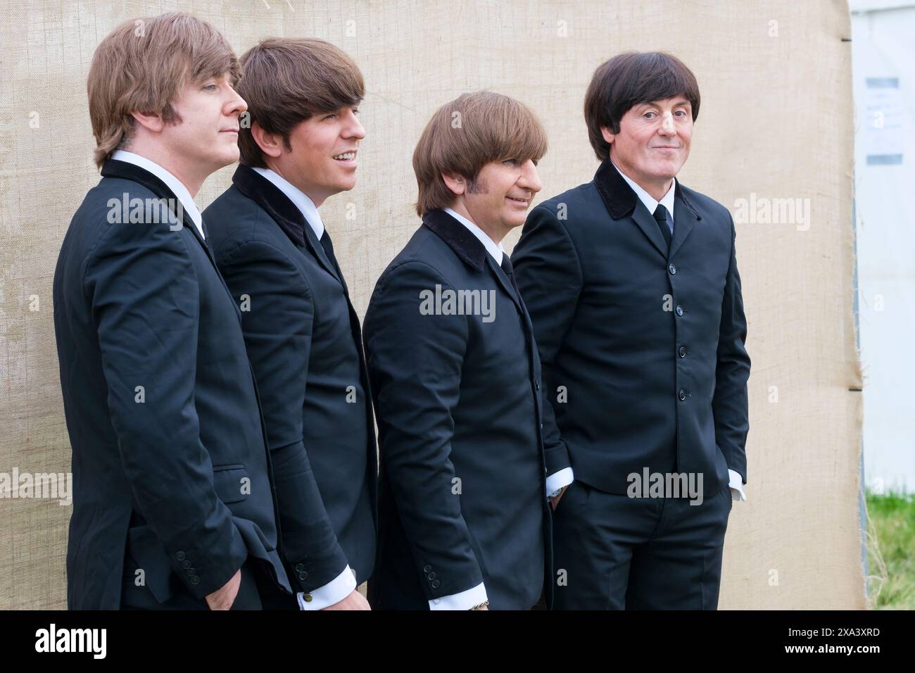 Die Bootleg Beatles hinter der Bühne beim Wychwood Festival, Cheltenham, Großbritannien. Juni 2024 Stockfoto