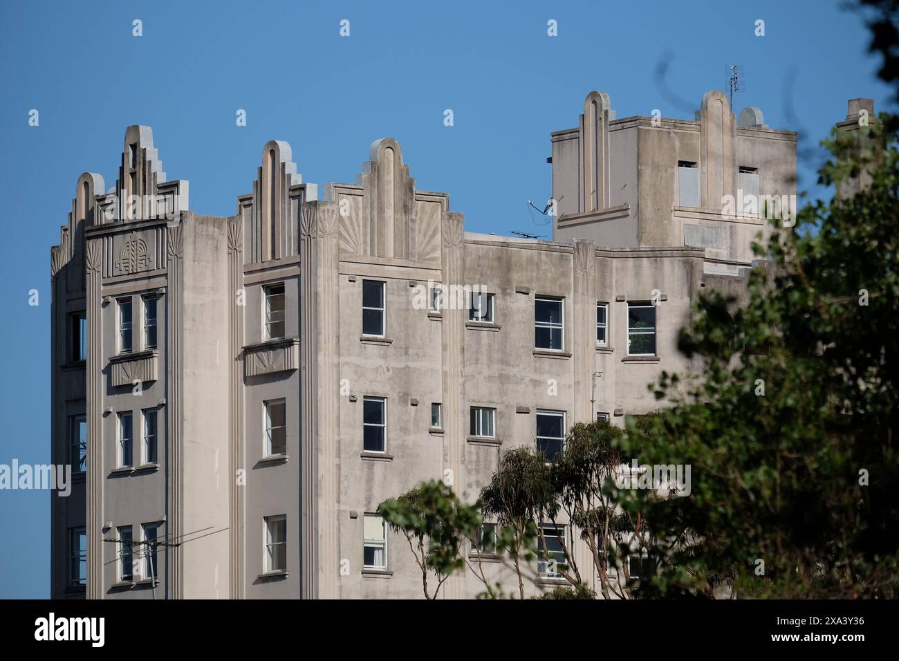 Art déco-Details auf den oberen Etagen des Appartementblocks, Adereham Hall-Motiv mit Sonnenschein und eine dekorative Glyphe der Maya auf der oberen Attika, Elizabeth Bay, Sydney Stockfoto
