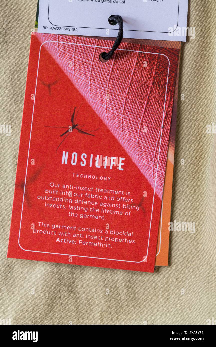 Nosilife Label mit Nosilife Technology-Informationen auf Craghoppers Nosilife Adventure II Langarmshirt Stockfoto