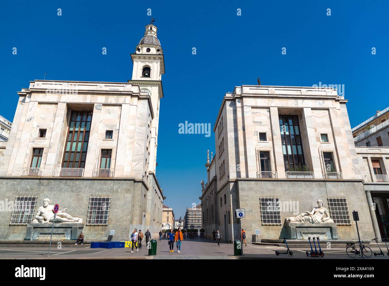 Turin, Italien - 28. März 2022: Piazza CLN ist ein kleiner Platz im historischen Zentrum von Turin, gleich hinter den beiden Zwillingskirchen auf der Piazza San C. Stockfoto