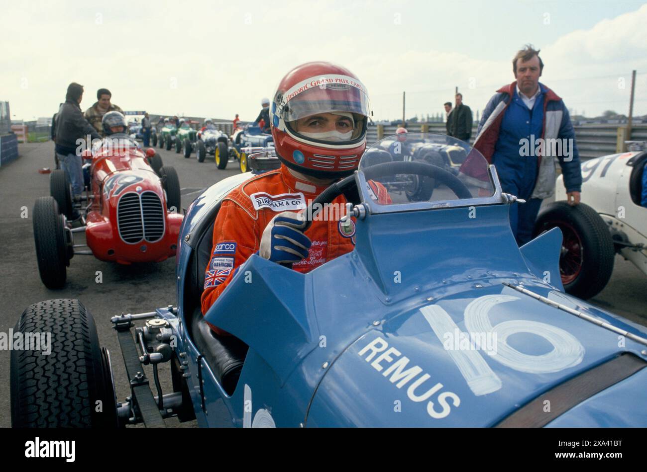 Ein klassischer Rennsportwagen ERA R5B „Remus“ (blau), der von Ludovic Lindsay gefahren wird. Hinter dem Remus, Valentine Lindsay im 6 cm großen Maserati. Mitglieder der historischen Grand Prix Cars Association auf dem Silverstone Circuit Towcester. Towcester, Northampton, England um die 1991 1990er Jahre HOMER SYKES Stockfoto