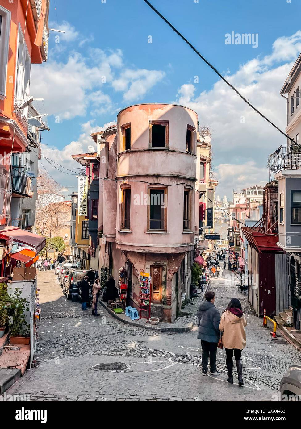 Istanbul, Turkiye - 3. Februar 2024: Traditionelle Architektur und Blick auf die Straße im Balat-Viertel von Fatih, Istanbul. Balat ist eines der ältesten und größten Ko Stockfoto