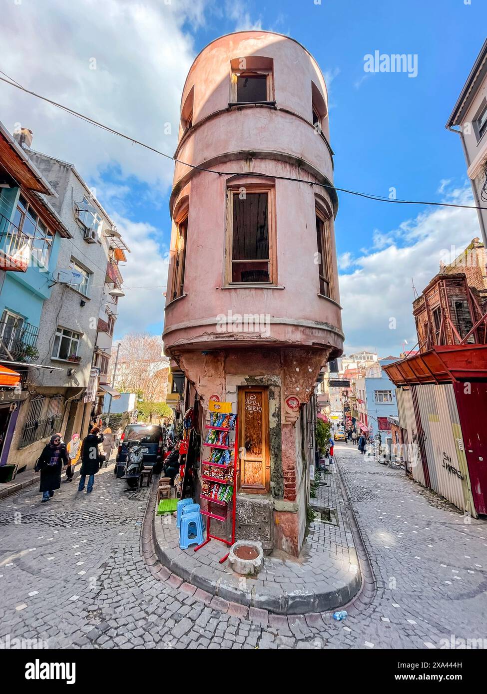 Istanbul, Turkiye - 3. Februar 2024: Traditionelle Architektur und Blick auf die Straße im Balat-Viertel von Fatih, Istanbul. Balat ist eines der ältesten und größten Ko Stockfoto