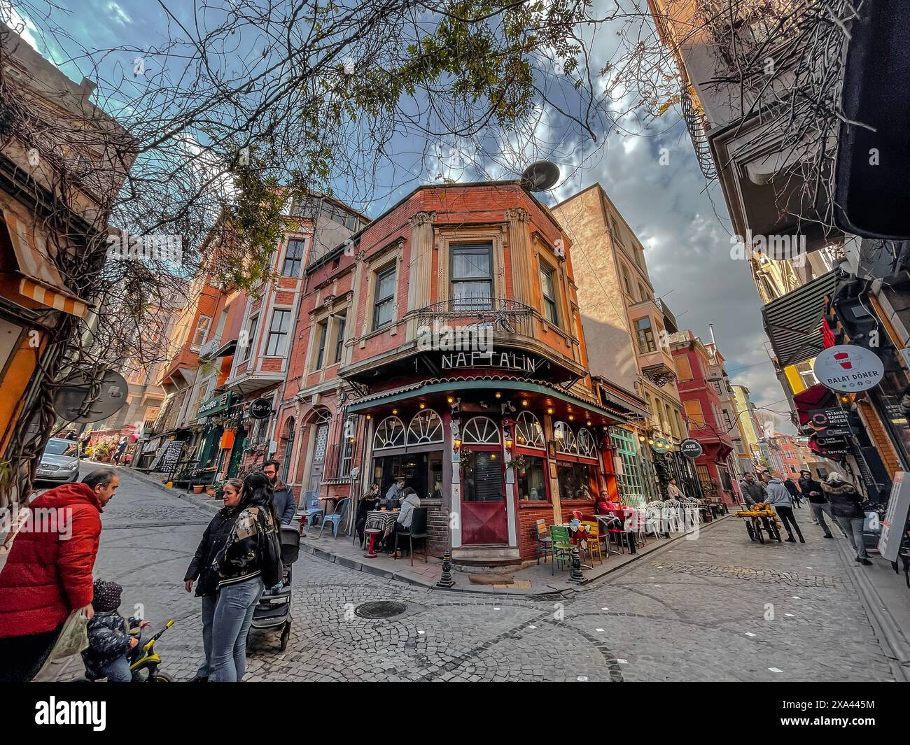 Istanbul, Turkiye - 3. Februar 2024: Traditionelle Architektur und Blick auf die Straße im Balat-Viertel von Fatih, Istanbul. Balat ist eines der ältesten und größten Ko Stockfoto