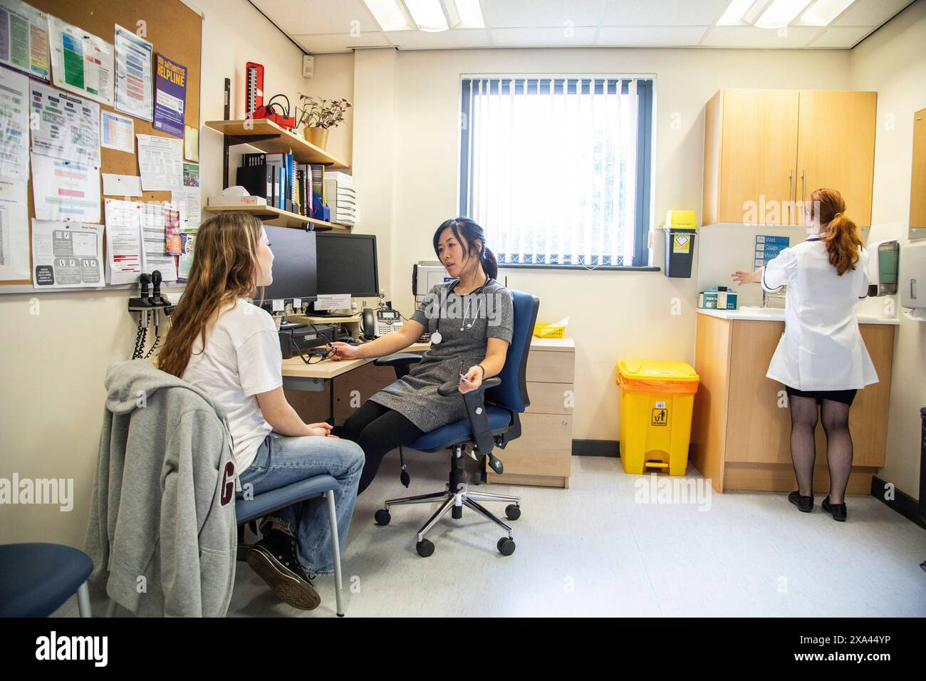 Arztbesuch eines Patienten in einer Arztpraxis. Stockfoto