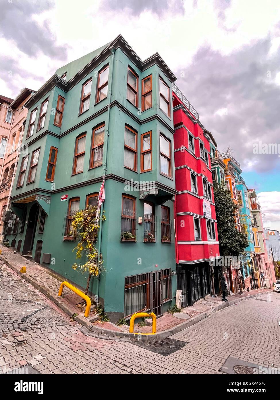 Istanbul, Turkiye - 3. Februar 2024: Traditionelle Architektur und Blick auf die Straße im Balat-Viertel von Fatih, Istanbul. Balat ist eines der ältesten und größten Ko Stockfoto